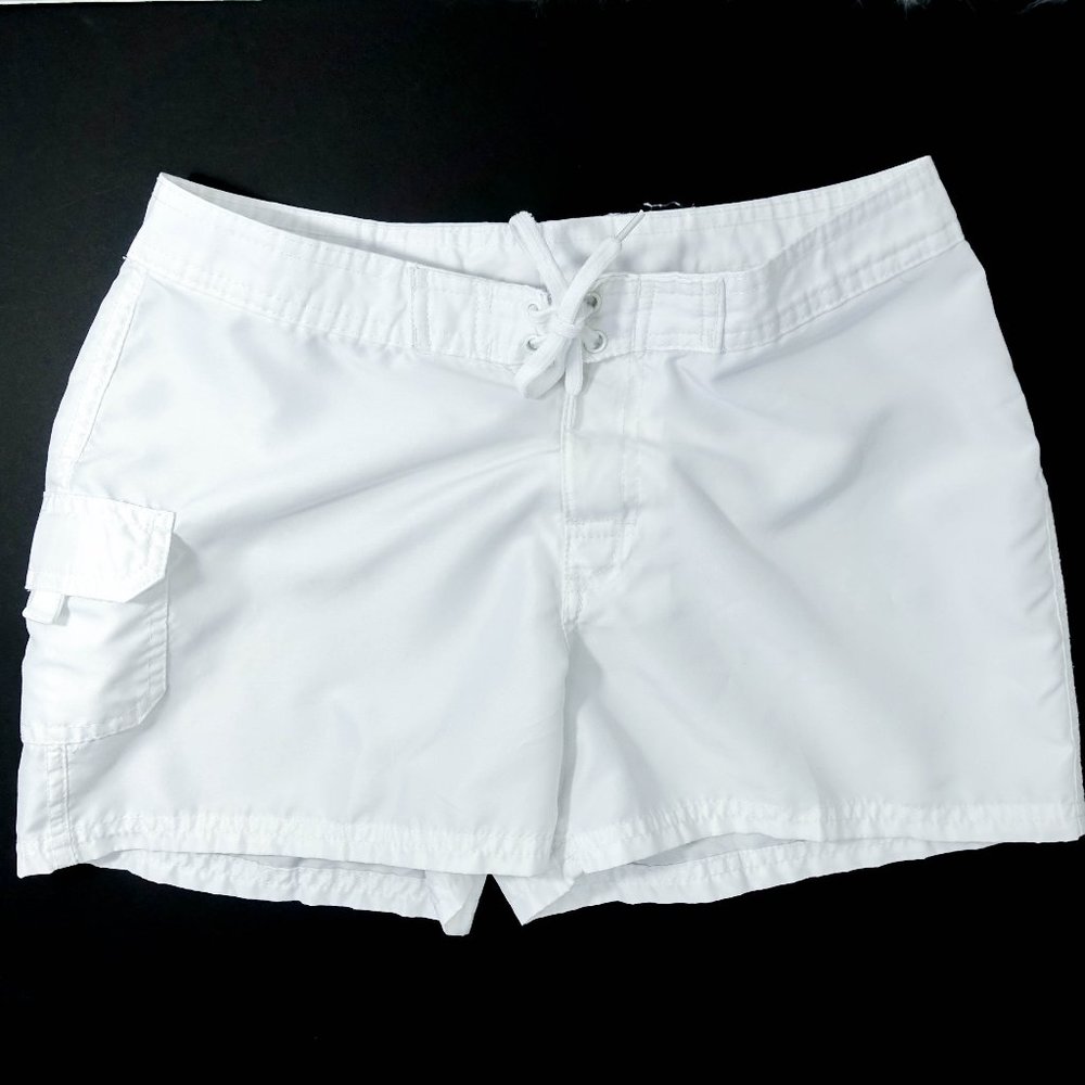 🛍Girls white active wear shorts. size xlarge